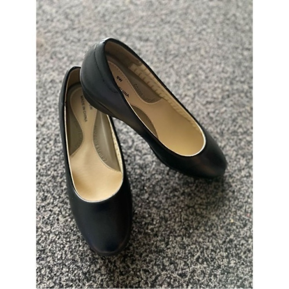 Womenβs black flats, brand new without tags, size 8w